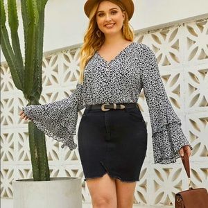SHEIN Plus Size Floral Flounce Sleeve V-Neck Top